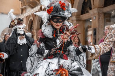 Eski Korfu Kasabasında Karnaval Kutlaması.