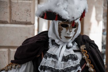 Seçkin bir kostüm ile süslenmiş bu figür geleneksel şenliklerin gizemini temsil ediyor..