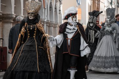 Bir sokak festivalinde kostümler ve maskeler, canlı sanatsal karakterleri canlandırmak..