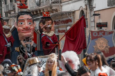 Dev kafalarla, şamandıralarla, kostümlü insanlarla ve bir Avrupa şehrinde şenlikli bir atmosferle dolu bir sokak karnavalı..