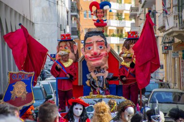 Özenle kostüm giymiş katılımcıların ve sergilenen dev karakterlerin yer aldığı karnaval geçidi..