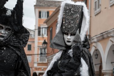 Korfu, korfu, Yunanistan. 16 Şubat 2025: Venedik Karnavalı 'nda maskeli figürler