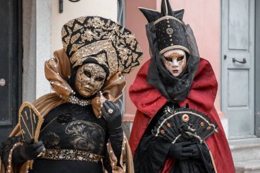 Korfu, korfu, Yunanistan. 16 Şubat 2025: Venedik Karnavalı 'nda kostümlü iki kişi