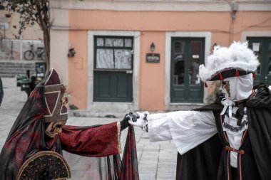Korfu, korfu, Yunanistan. 16 Şubat 2025: Maskeli figürler birbirine ulaşır