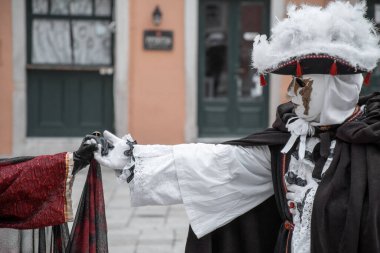 Korfu, korfu, Yunanistan. 16 Şubat 2025: Venedik Karnavalı 'nda maskeli şahıs