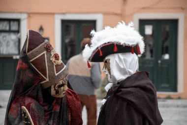 Korfu, korfu, Yunanistan. 16 Şubat 2025: Karnaval 'da kostümlü iki kişi