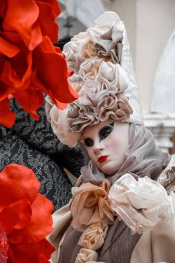 Korfu, korfu, Yunanistan. 16 Şubat 2025: Venedik Karnavalı 'nda maskeli biri