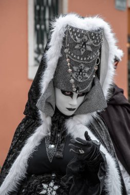 Korfu, korfu, Yunanistan. 16 Şubat 2025: Venedik Karnavalı 'nda karanlık, ayrıntılı bir kostüm ve maske giymiş biri.