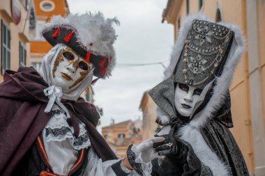 Korfu, korfu, Yunanistan. 16 Şubat 2025: Özenle hazırlanmış Venedik maskeleri takan iki kostümlü insan.