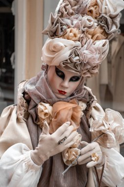 Korfu, korfu, Yunanistan. 16 Şubat 2025: Venedik Karnavalı 'nda maskeli bir adam.