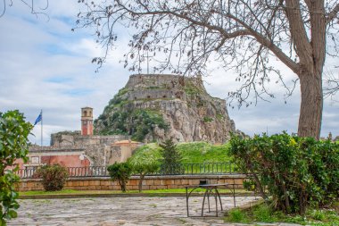 Kasabaya ve limana bakan eski kale, Korfu, Yunanistan. Avrupa 'nın tarihi simgesi..