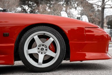 Korfu, korfu, Yunanistan. 16 Şubat 2025: Red Nissan 240SX spor arabası açık havada park edildi.