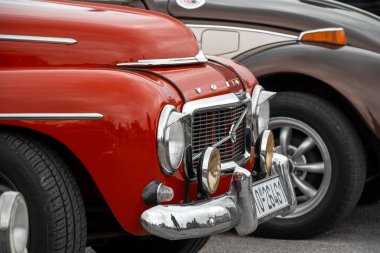Korfu, korfu, Yunanistan. 16 Şubat 2025: Kırmızı Volvo PV544 başka bir arabanın yanına park edildi