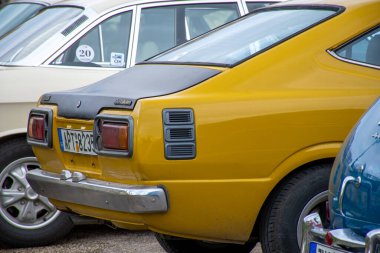 Korfu, korfu, Yunanistan. 16 Şubat 2025: Sarı Toyota Corolla diğer klasik arabaların arasına park edildi.