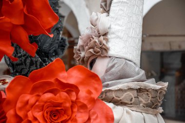 Büyük kırmızı çiçekler ve dekoratif dönem başlıklarının yer aldığı özenle hazırlanmış çiçeklerin yakın çekimi..