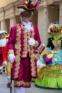 Korfu, korfu, Yunanistan. 02 Mart 2025: 18. yüzyıl tarzı kostüm giyen ve Venedik Karnavalı 'na katılan bir adam.
