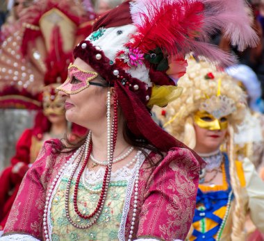 Korfu, korfu, Yunanistan. 02 Mart 2025: Karnaval 'da pembe ve beyaz kostümlü kadın