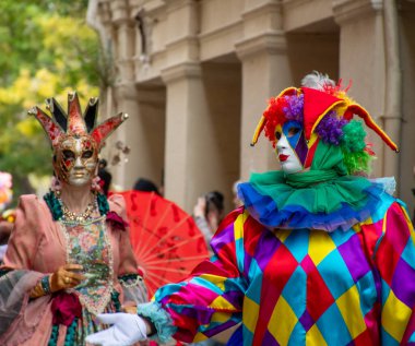 Korfu, korfu, Yunanistan. 02 Mart 2025: Renkli kostümler ve maskeler giyen insanlar canlı bir geçit törenine veya karnaval kutlamalarına katılıyorlar.