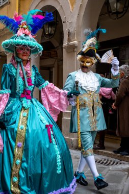 Şık maskeli balo: Canlı, tarihi giysiler içinde gezen, festival geleneklerini kutlayan bir çift..