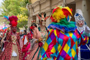 Şık kostümler ve maskeler canlı bir karnaval kutlamasında sokakları dolduruyor..