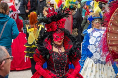 Özenle hazırlanmış katılımcıların katıldığı şenlik geçidinde canlı renkler ve tiyatro tasarımları sergileniyor..