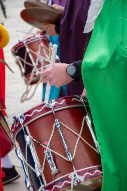 Müzisyenler bir festivalde veya açık havada geleneksel renkli kostümlü enstrümanlar çalarlar..