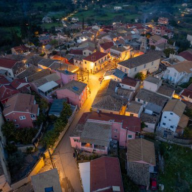 Aydınlatılmış sokakları, renkli binaları ve rahat atmosferi olan tuhaf bir köyün gece görüşü..