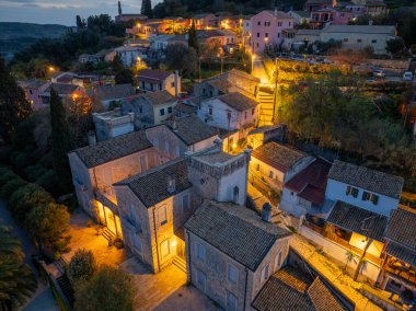 Alacakaranlıkta büyüleyici bir Avrupa köyünün havadan görünüşü yumuşak ışıklarla aydınlatılmış geleneksel mimariyi gözler önüne seriyor..