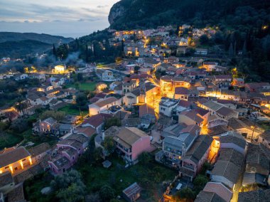Alacakaranlık, karanlıkta parıldayan ışıklarla bir uçurumun kenarına kurulmuş büyüleyici bir köye yerleşir..