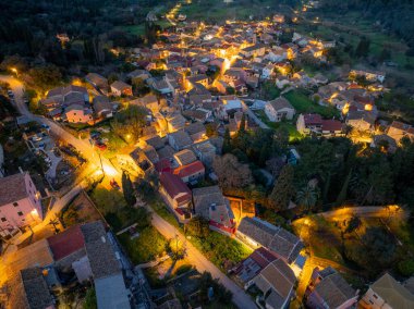 Parlayan ışıkları sokakları ve evleri sıcacık renklerle aydınlatan büyüleyici bir köy..
