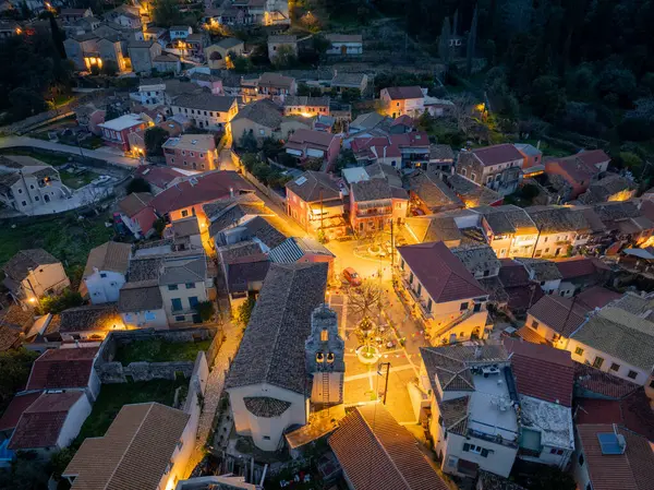 Geceleri aydınlatılan büyüleyici bir Avrupa köyünün hava perspektifi geleneksel mimariyi gözler önüne seriyor.