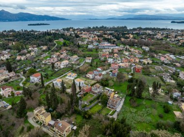 Yukarıdan yakalanan, sakin bir göl kenarına yayılmış güzel bir köy. Verdant Hills köyün büyüleyici evleriyle uyum içinde..