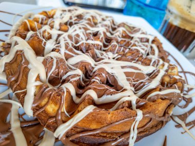 Bol sütlü ve koyu çikolatalı gevrek bir waffle 'ın yakın plan görüntüsü bozulmuş bir tatlı için beyaz bir tabakta servis edilir..