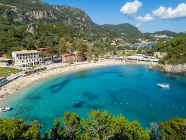 Gökyüzü suları, dağlar ve yemyeşil yemyeşil yemyeşil olan el değmemiş bir sahilde güzel, güneşli bir gün. Tatil ve rahatlama için mükemmel bir ortam..