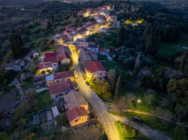 Bu hava alacakaranlıkta huzurlu bir köy yakalıyor, sokak lambalarıyla aydınlatılıyor, doğa ile çevrili, bir sükunet hissi veriyor..