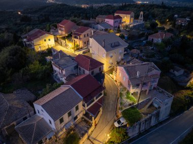 Geceleri havadan çekilen köy, renkli binaları, dolambaçlı yolları ve dingin, davetkar ışıltısıyla cazibesini sergiliyor..