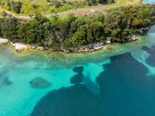 Genel perspektif, kristal turkuaz suların yeşil, uçurum kenarlı, harmanlayan bir güzelliği kucakladığı çarpıcı bir kıyı manzarasını gözler önüne seriyor..