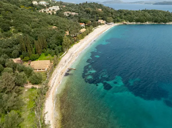 Turkuaz suları ve yemyeşil suları olan tenha bir sahil manzarası..