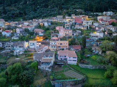 Yunanistan 'ın Korfu kentindeki Ano Korakiana köyünün panoramik hava aracı görüntüsü