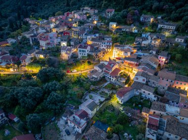 Yunanistan 'ın Korfu kentindeki Ano Korakiana köyünün panoramik hava aracı görüntüsü