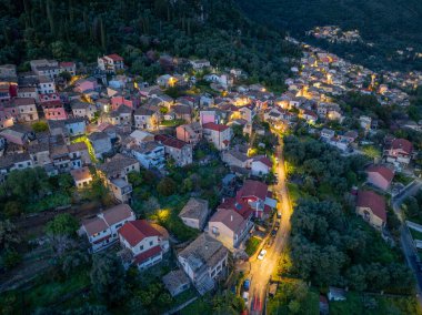 Yunanistan 'ın Korfu kentindeki Ano Korakiana köyünün panoramik hava aracı görüntüsü
