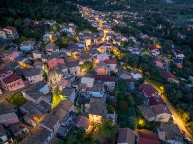 Yunanistan 'ın Korfu kentindeki Ano Korakiana köyünün panoramik hava aracı görüntüsü