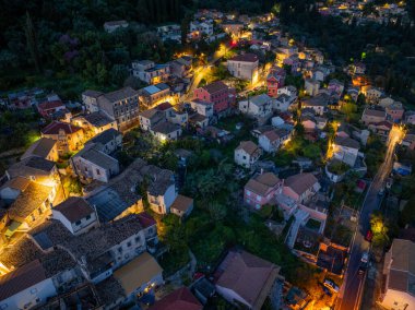 Yunanistan 'ın Korfu kentindeki Ano Korakiana köyünün panoramik hava aracı görüntüsü
