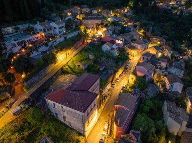 Ano Korakiana köyünün gece hava aracı görüntüsü Korfu Adası, Yunanistan