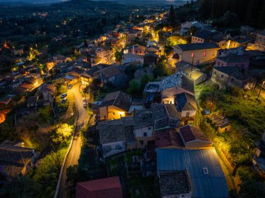 Ano Korakiana köyünün gece hava aracı görüntüsü Korfu Adası, Yunanistan