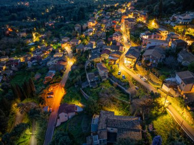 Ano Korakiana köyünün gece hava aracı görüntüsü Korfu Adası, Yunanistan