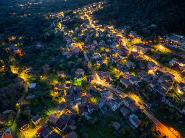 Ano Korakiana köyünün gece hava aracı görüntüsü Korfu Adası, Yunanistan