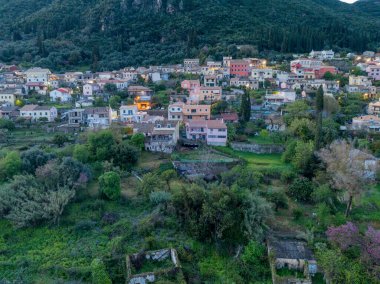 Ano Korakiana köyünün gece hava aracı görüntüsü Korfu Adası, Yunanistan