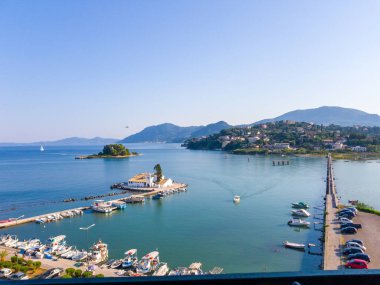 Korfu, korfu, Yunanistan. 11 Ağustos 2020: Yunanistan 'ın Korfu kentindeki Vlacherna Manastırı ve Pontikonisi adasının manzarası.