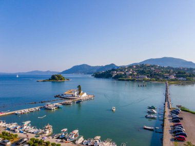 Korfu, korfu, Yunanistan. 11 Ağustos 2020: Güneşli bir yaz gününde Yunanistan 'ın Korfu kentindeki Vlacherna Manastırı ve Pontikonisi' nin havadan görünüşü.
